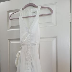 White sleevless dress